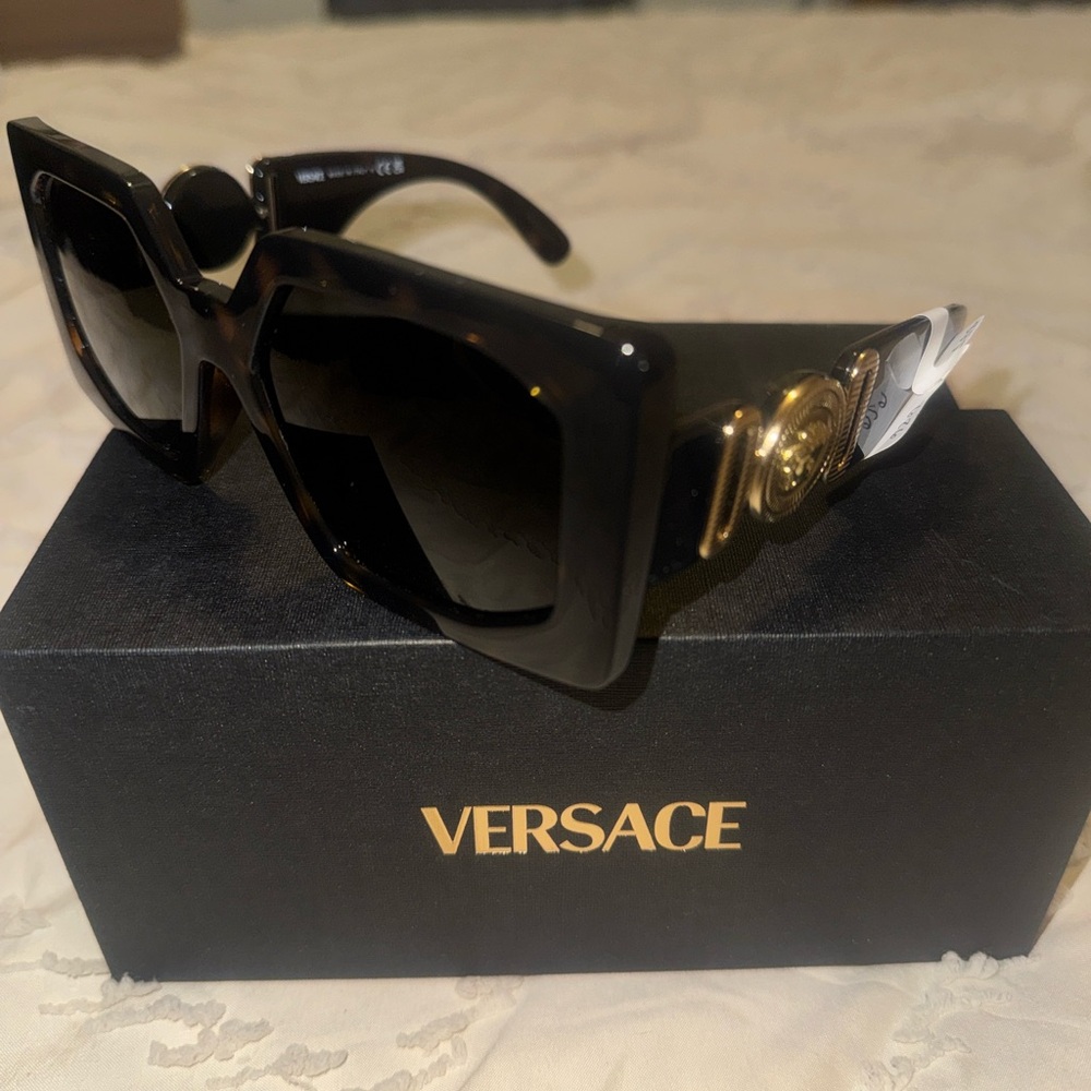 BRAND NEW !! Never worn or used ! Versace Tortoise sunglasses - Picture 3 of 5